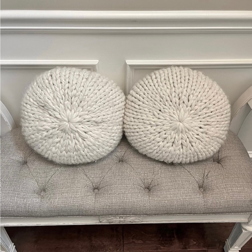 Two May hung pottery Barn Throw pillows